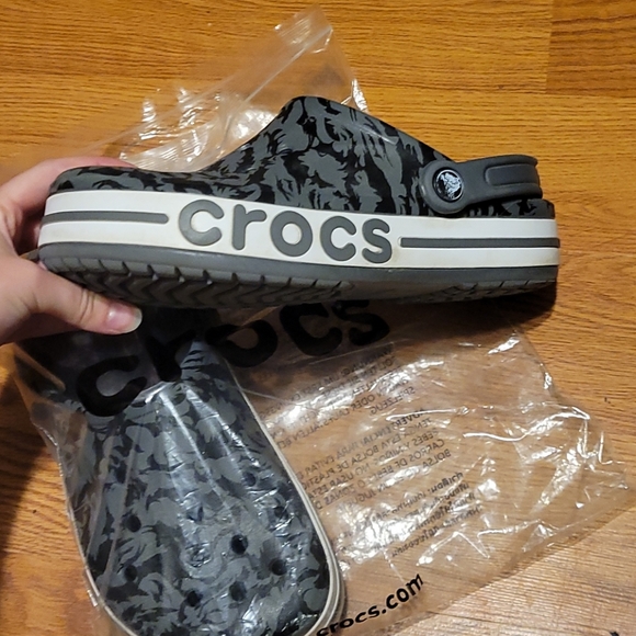 W7 Crocs - Picture 3 of 4